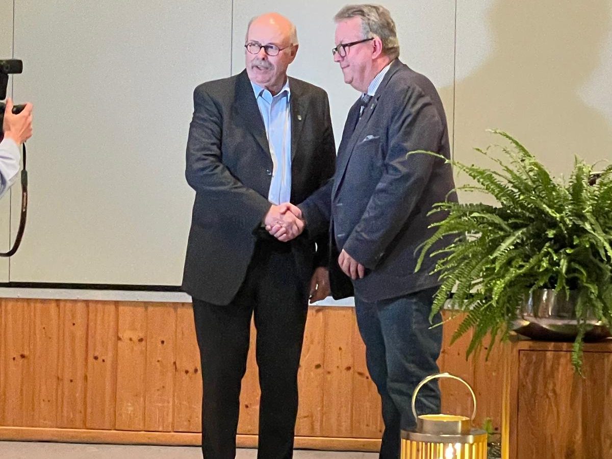 Bürgermeister Fred Dettmar gratuliert zu 25 Jährigem Dienstjubiläum als Ehrenbeamter.